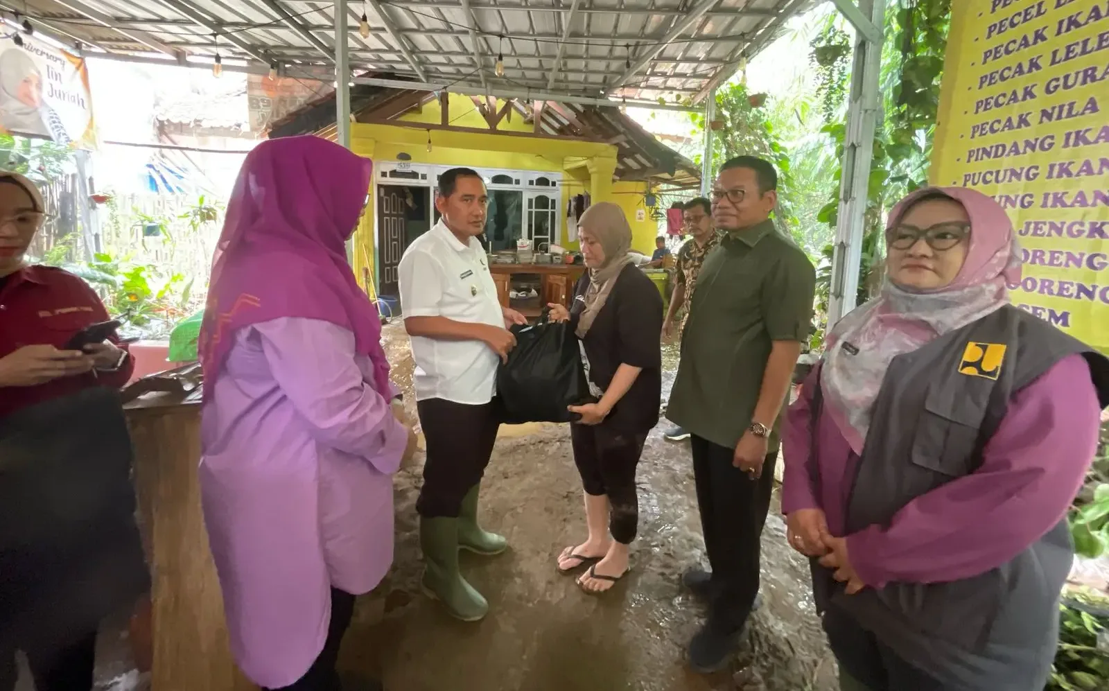 Bantuan banjir dari walkot depok