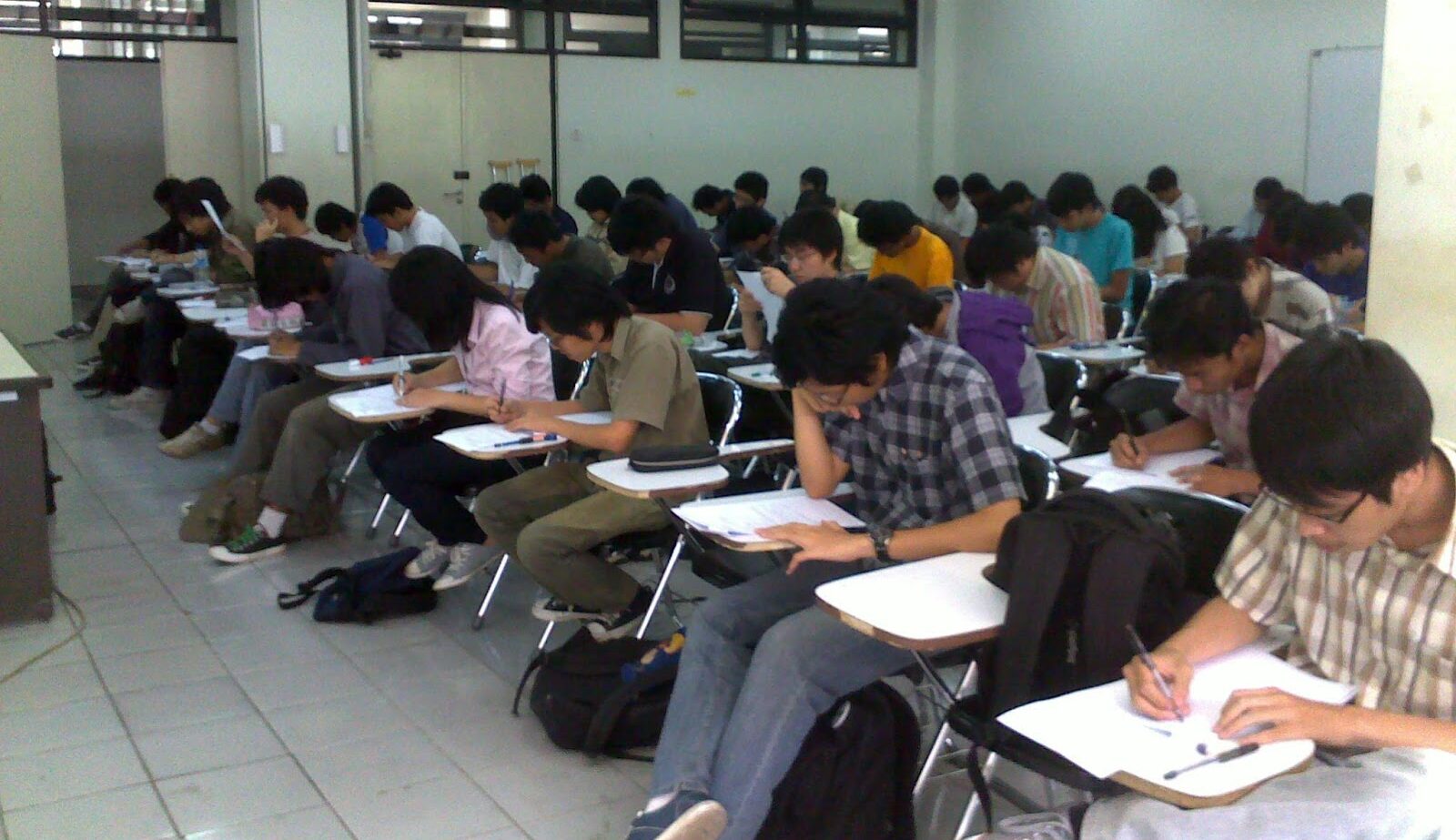 mahasiswa belajar