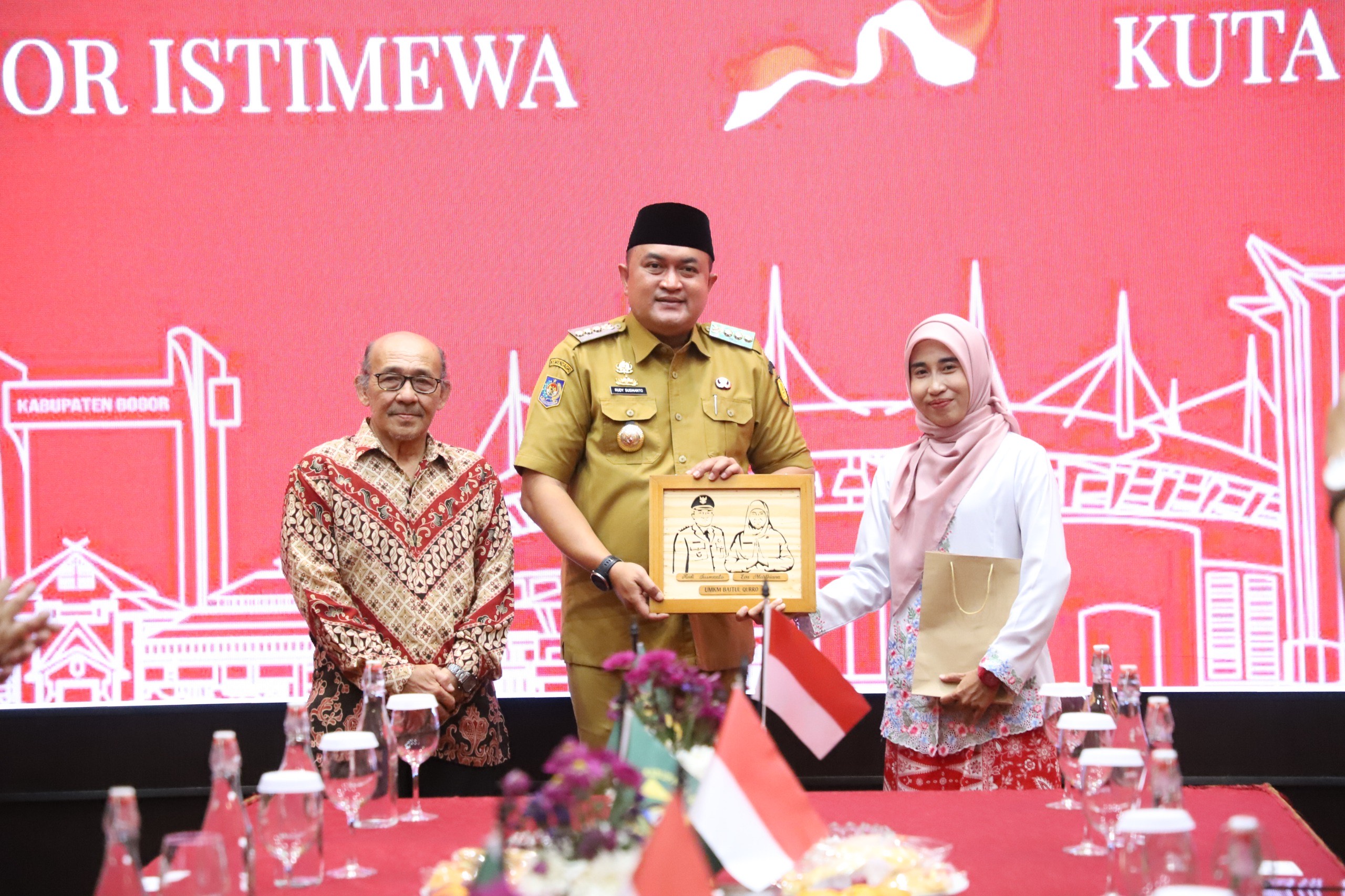 Rudy Manggala sebagai Tokoh Peduli Pendidikan dan Ayya Susi Damayanti sebagai Tokoh Peduli Anak Yatim menerima penghargaan dari Bupati Bogor, Rudy Susmanto di Pendopo Bupati Bogor Senin (15/09)/Foto: Diskominfo Pemkab Bogor
